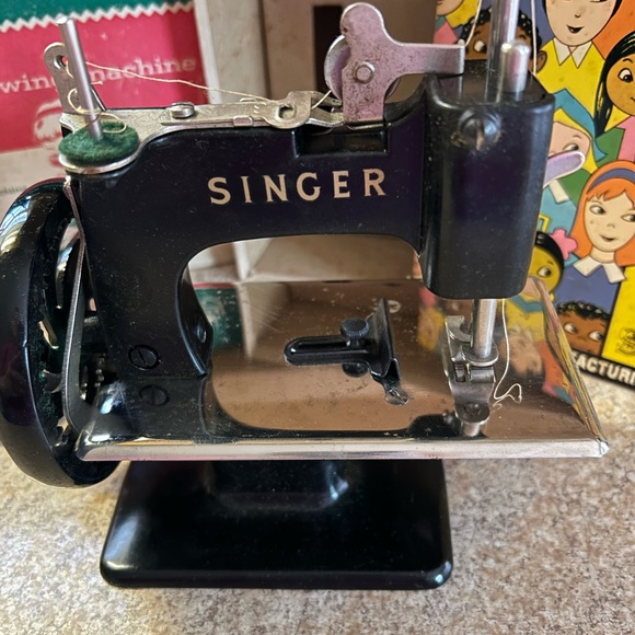 Antique 1955 Singer Child's Sewing Machine - Picture 6 of 12